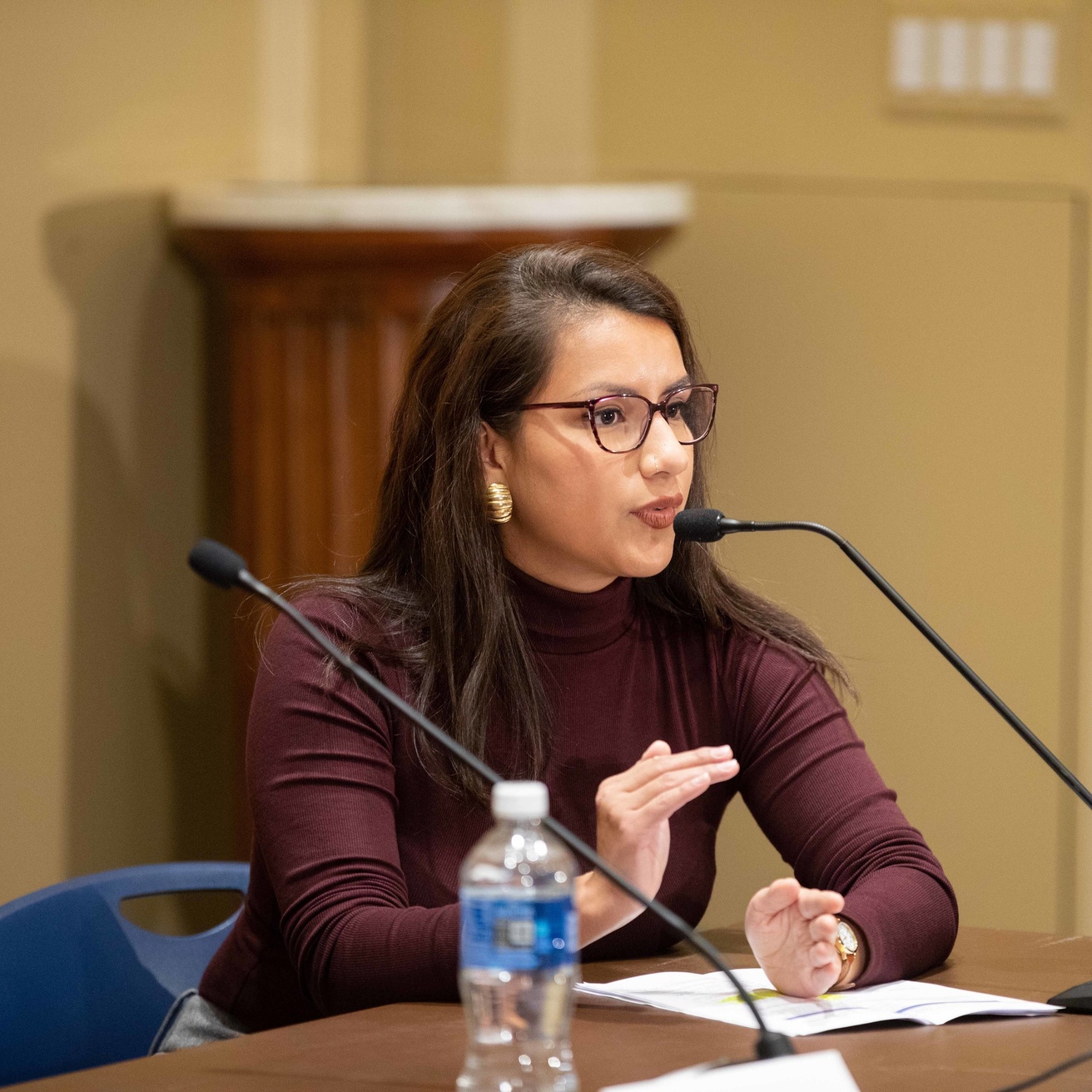 Marlen Mendoza speaks into a microphone