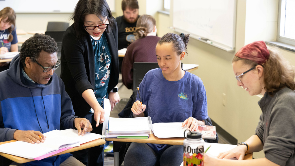 Linguistics class students dicussing with faculty